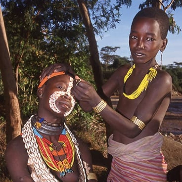 Chase | Ethiopia - 191-19s  Painting faces at the well