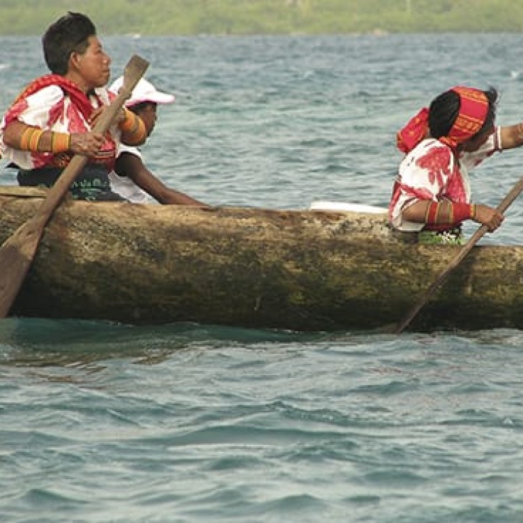 Chase | Panama - 4772 Dugouts offer the only transportation between islands