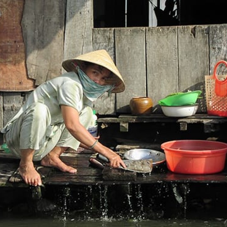 Chase | Vietnam - C161-110 Washing dishes