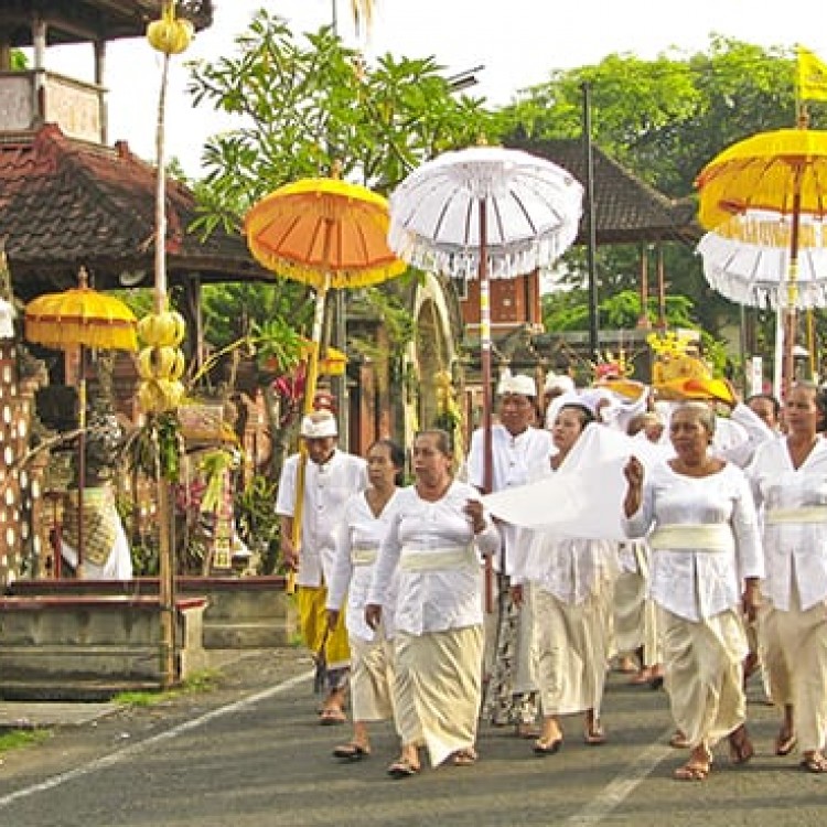 Chase | Bali -  A 6770 Walking to temple