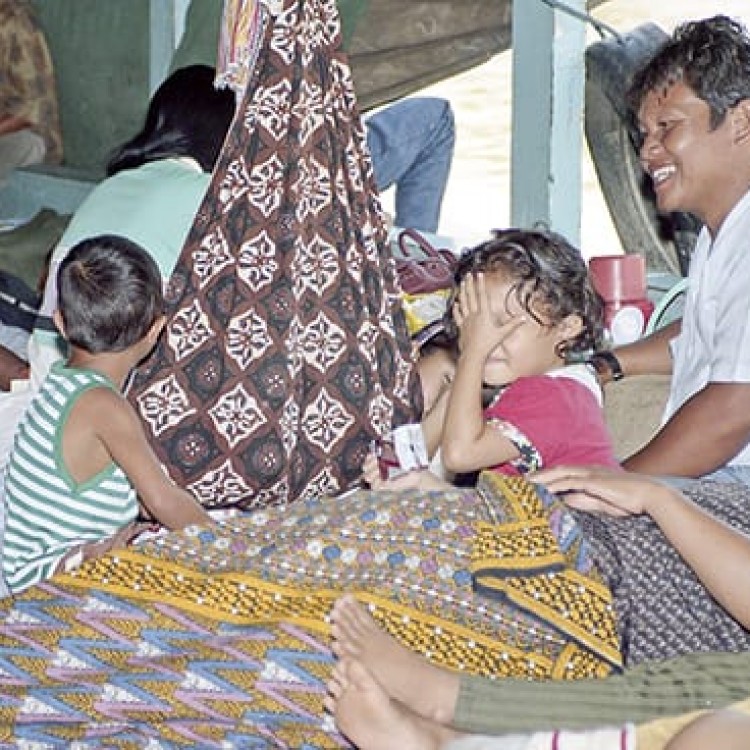 Chase | Borneo - 146-14 Crowded boat quarters